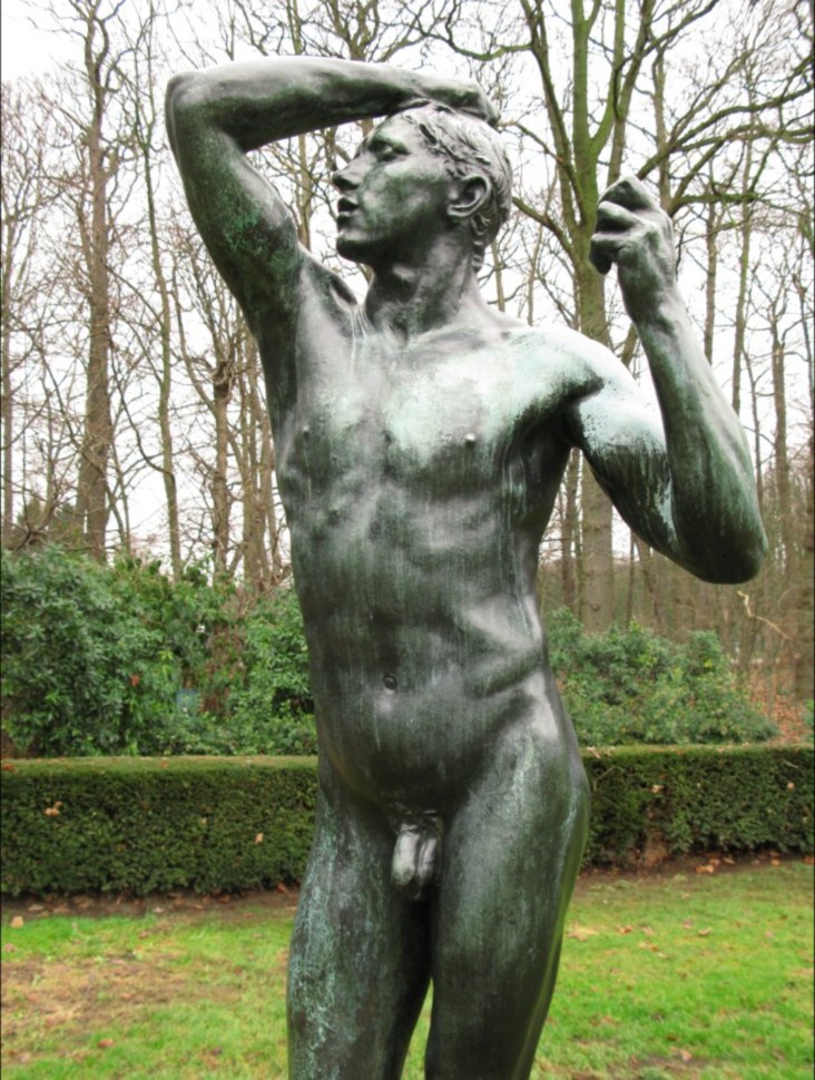 Статуя Обнаженного Юноши Атлета