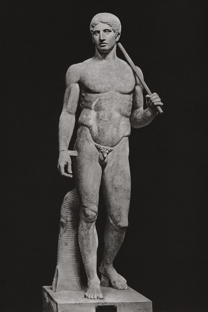 Статуя Обнаженного Юноши Атлета